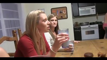 Очаровательные телочки тусят на хате