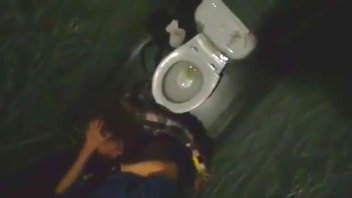 Секс в туалете студентки