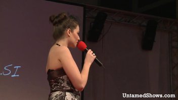 Снегурка вставляет в киску две игрушки.