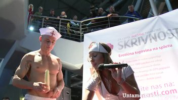 Медсестричка вставляет игрушки в киску и попку.