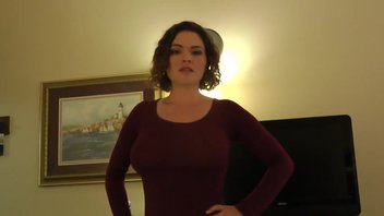 Девушка с большими сиськами решила помочь своему парню расслабиться в спальне