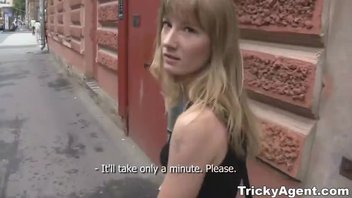 Худую блондинку с улицы развели на секс