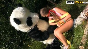 Секс с пандой в лесу