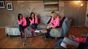 Молодые девушки с 