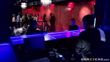 Красотка Эсперанса трахаетса в клубе