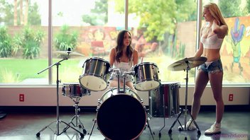 Джейд Нил (Jade Nile) и Алли Раэ (Alli Rae) две возбужденные киски хотят секс.