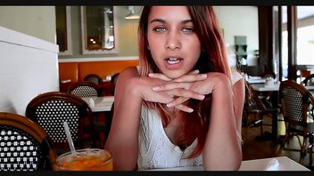 Погуляла в городе и поигралась бананом на парковке.