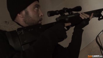 Секс снайпера с сисястой красавицей