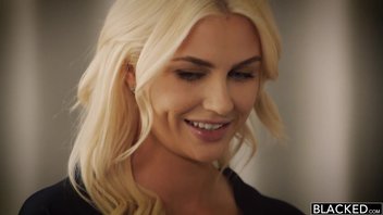 Красивая белая девука певый раз кончает с черным мужиком