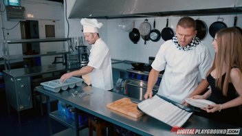 Повар выебал в анал красивых сук