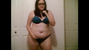 Стриптиз от молодой милой пышечки (часть 1)