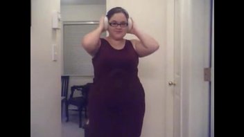 Стриптиз от молодой милой пышечки (часть 2)