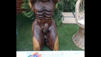 Развлекается с большой секс игрушкой на заднем дворе.