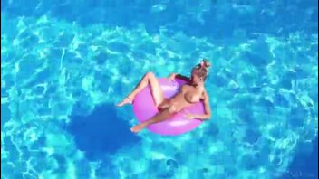 Candice голая в бассейне