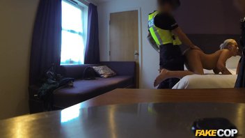 Менты трахают сисястую блондинку