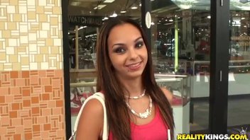 Пикап красотки в красный шортах