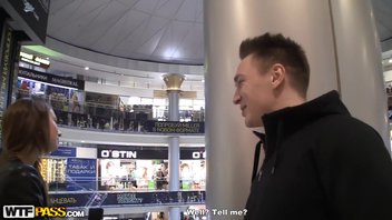 Прямо в магазине русскую девушку развели на секс два пикапера