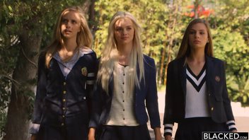 Белоснежные студенточки потрахалась с неграми, пока парни на тренеровки