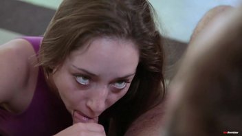 Сексуальная молодая девушка Реми Лакруа (Remy LaCroix) потрахалась с старым соседом