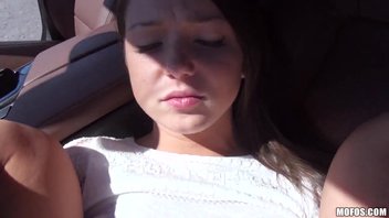 Парень в машине трахнул русскую красавицу Фокси Ди (Foxy Di) в ротик и попочку