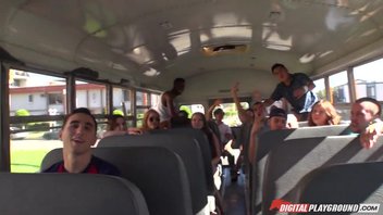 Выебал жопастую студенточку в гольфах в автобусе при всех