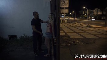 Блондиночку с красивой грудью Lilly Sapphire дико выебал латинос с елдой на улице