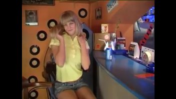 девушка ласкает свои прелести