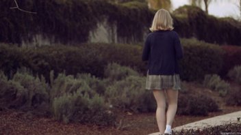 Милая студенточка с волосатенькой пиздой Chloe Couture соблазнила учителя на жесткий секс