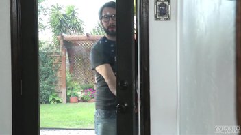 Сисястая мамочка с большой пиздой Оливия Остин (Olivia Austin) мощно кончает от маленького хуя