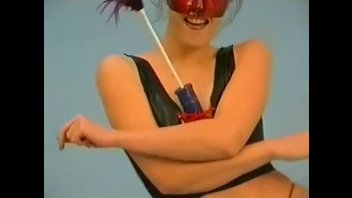 Гибкая милашка играет с 