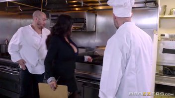 Ава Адамс в роли начальника ресторана