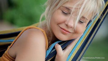 Катя Рысь (Monroe) соло в гамаке.