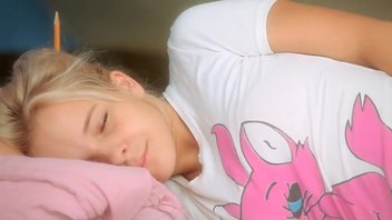 Катя Рысь (Monroe) играет пальчиками с сисичками и дырочками.