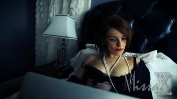 Просмотр порно с волосатой мачехой с маленькой грудью закончился сексом