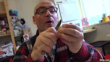 Развратная милашка делает приятно старому, толстому дедушке с маленьким хуем