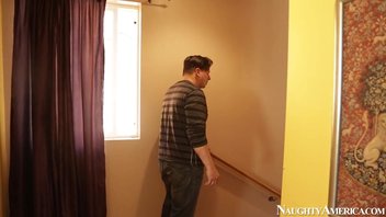 Секс по соседству или до подсматривался за сисястой старой азитки с большой жопой Ава Девайн (Ava Devine)