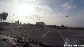 Мамочку-культуристку с большим клитором выебал за деньги молодой парень Франческа Хаймес (Franceska Jaimes) в машине