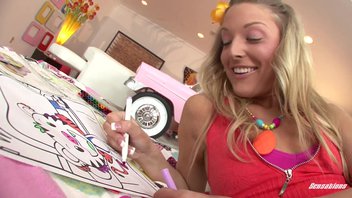 Страшная блондиночка отсосав хуй приняла его в сочную пизду