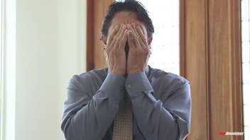 Мужик с большим хуем потер пизду молодой куколки Эльза Джин (Elsa Jean)