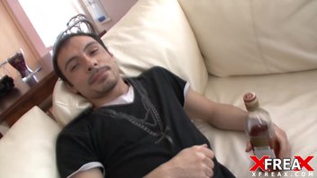 Тощую блондинку с маленькой попкой трахают в анал одновременно двумя большими хуями