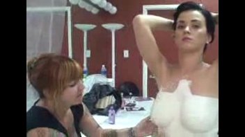 Кэти Перри делает слепок грудей.