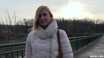 Секс с молоденькой блондиночкой в парке за деньги