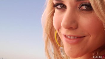 Толстожопая, блондинка-гимнастка обслуживает богатого папика Миа Малкова (Mia Malkova)