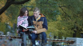 Красивая писечка русской девушки трещит от большого члена парня