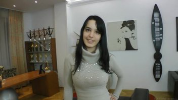 Зрелый мужик трахает в ротик классную девушку