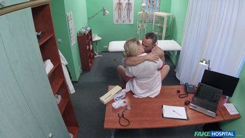 Красивая медсестра соблазнила парня увидев его большой хер Ники Дрим (Nikki Dream)