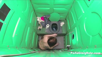 Студенточка обслужила пару членов через дырку в био-туалете