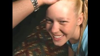 Блонди с хвостиками развлекается с самцом.