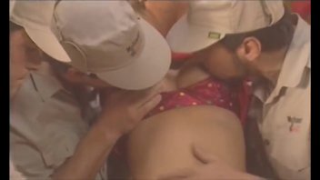 Блонди развлекается с тремя членами.