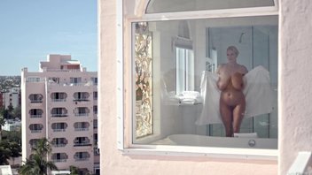 Сексуальная, старая женщина с дойками отработала член связанного парня с завязанными глазами Келли Мэдисон (Kelly Madison)